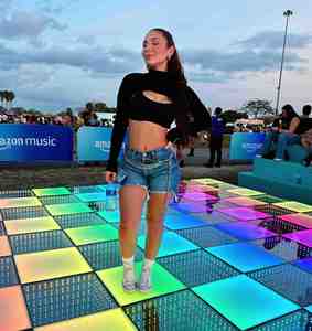 Hochglanz weiß <span class=keywords><strong>LED</strong></span> DJ Bühnen licht mit kabelloser Tanzfläche <span class=keywords><strong>DMX</strong></span> Control Warmweiß Emission Hochzeits feiern geliefert China
