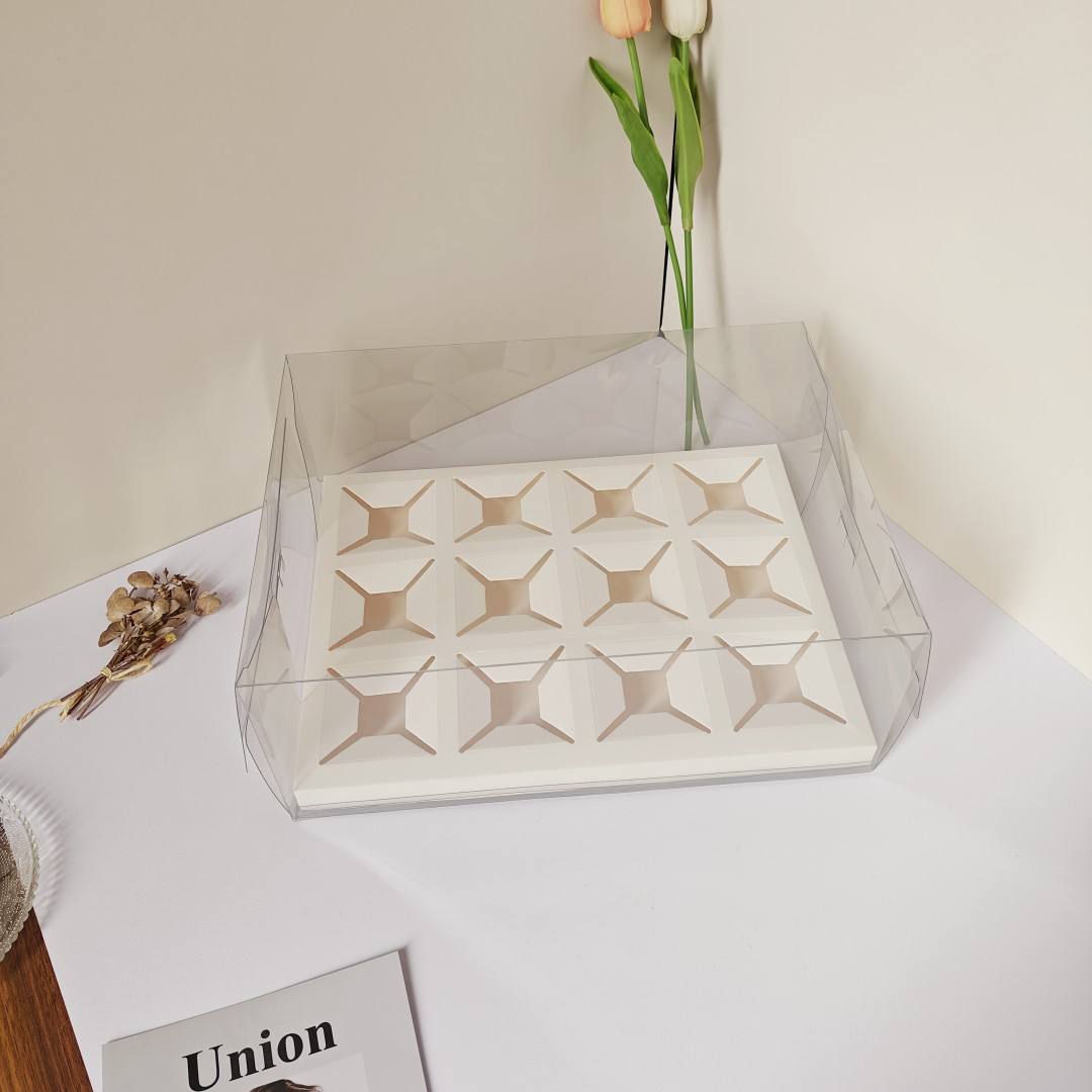 Boîte à gobelets en papier transparent, présentée sur un côté en 12 carrés blancs.