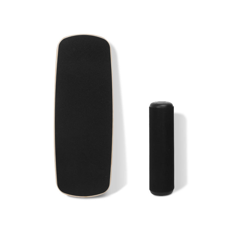 Tabla de equilibrio con rodillos de plástico negro.