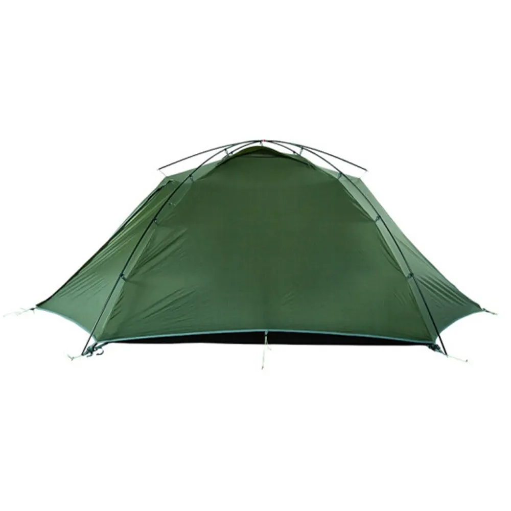 Uma família de 3 pessoas viaja em um grande espaço para construir rapidamente uma tenda de poliéster tafetá resistente à chuva e à prova de vento
