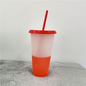 24オンスカラー変更再利用可能な冷水カッププラスチック製の旅行カーカップふたとストロー付き