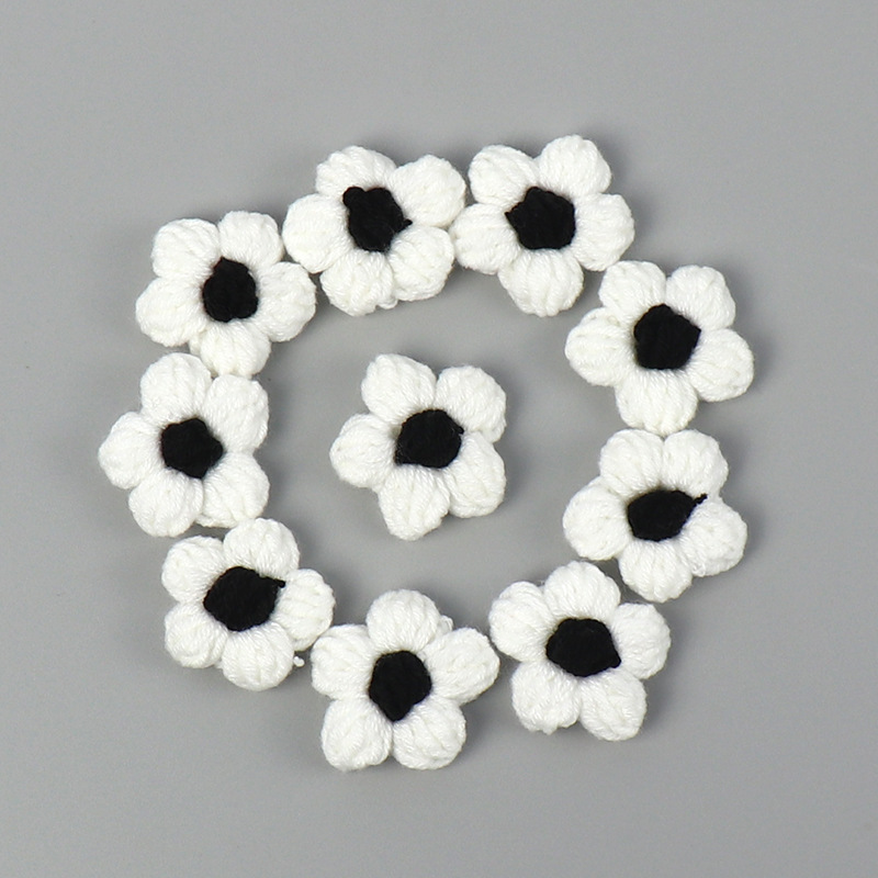 Pétalos de color blanco pálido con estambres negros.