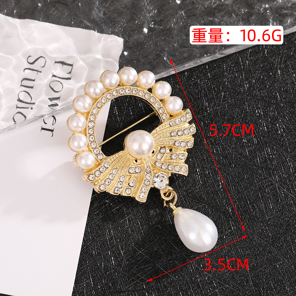 Broche en perles (3,5 cm de long, 5,7 cm de large, 10,6 g de poids)