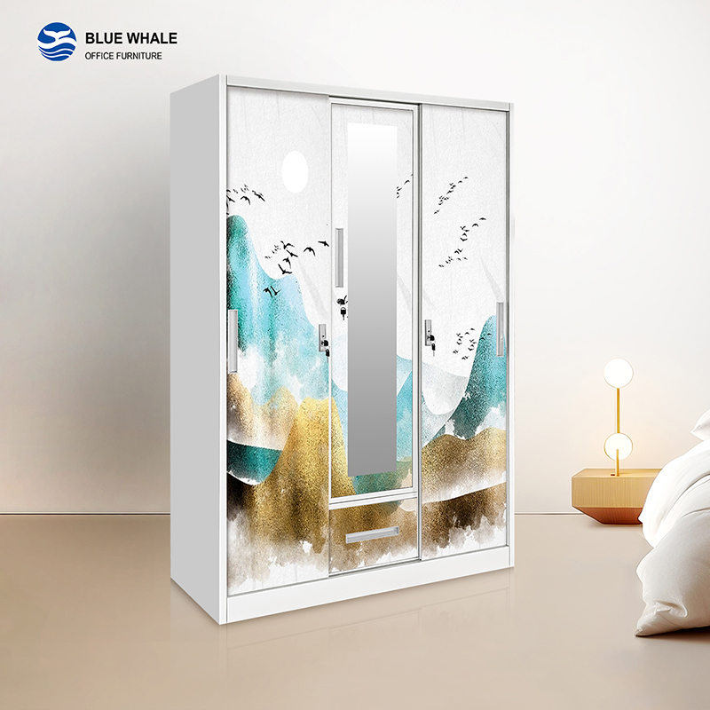 Armoire à trois portes avec miroir