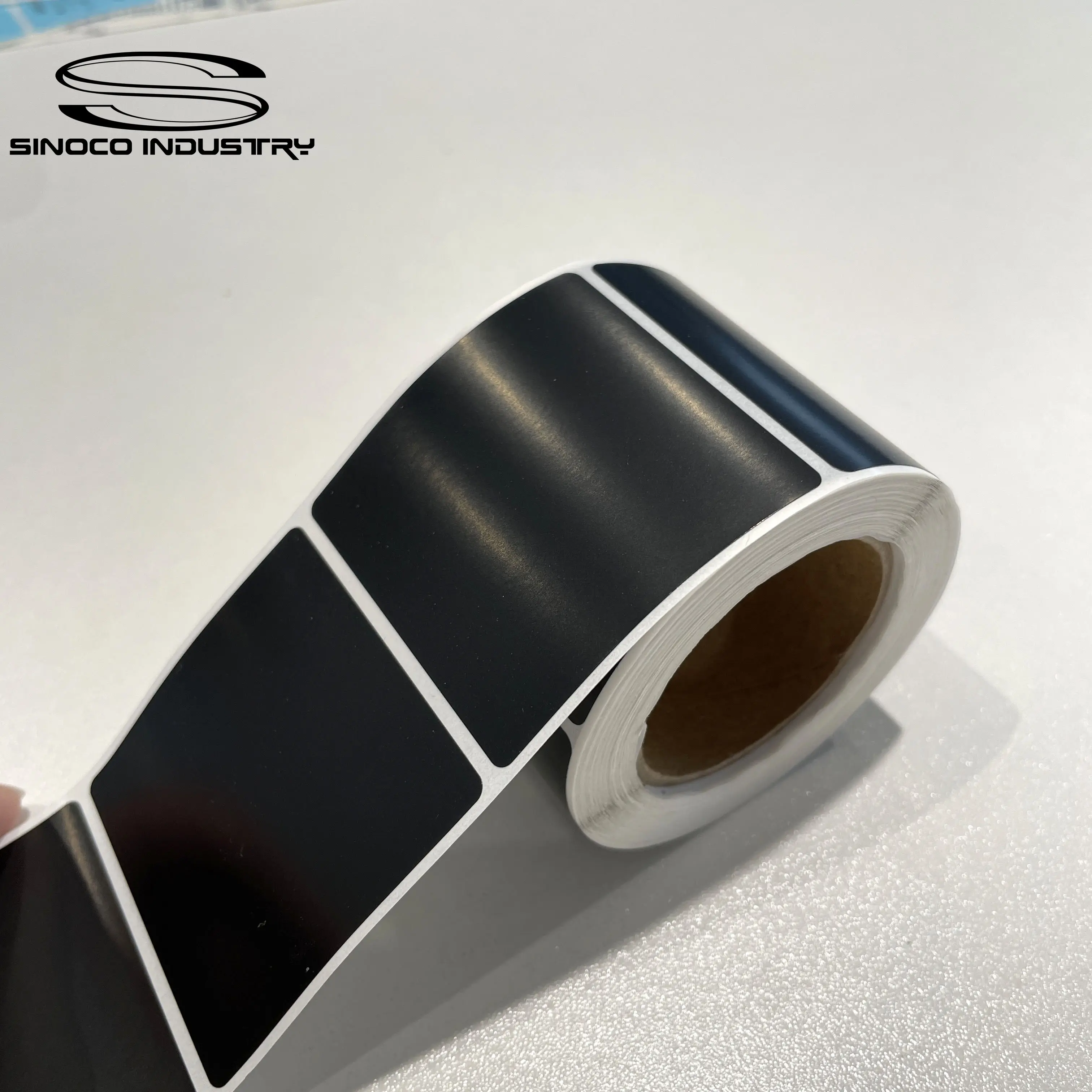 Matériau synthétique noir taille personnalisée transfert thermique rouleau autocollant non déchirable impression or pour l'emballage