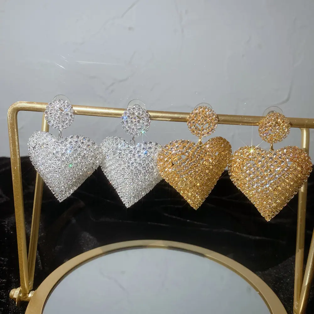 Orecchini all'ingrosso di strass con diamanti a bottone di alta qualità 2023 orecchini a cuore placcati in oro 18 carati nuovi disegni per ragazze da festa