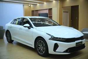 <span class=keywords><strong>K5</strong></span> מכונית חדשה פנורמית גלגל קדמי כונן r18 מושבי עור מוכי הגה שמאל אור פנים תיבת הילוכים אוטומטית גז תיבת הילוכים