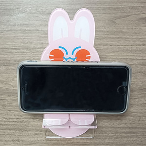 Kuien Bán Buôn Tùy Chỉnh In Acrylic Phim Hoạt Hình Điện Thoại Di Động Chủ Tabletop Hiển Thị <span class=keywords><strong>Standee</strong></span> Charms Nhựa Điện Thoại Đứng Thiết Kế Độc Đáo - Product Image 4