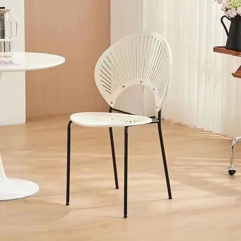 Coquillage blanc pur avec pattes noires