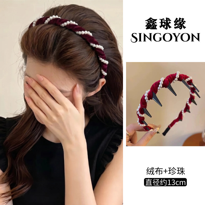 Diadema de terciopelo perlado color rojo vino, con 13 perlas coloridas.