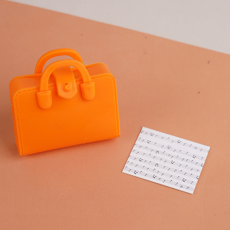 Borsa arancione + spartito musicale