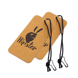 Etiquetas colgantes de papel redondas impresas para ropa reciclada personalizadas con cuerda, etiqueta colgante de tela de cartón Kraft para accesorios