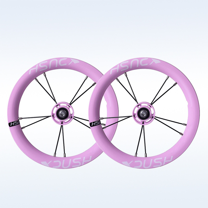 Un par de ruedas pintadas con etiquetas de color rosa claro y blanco.