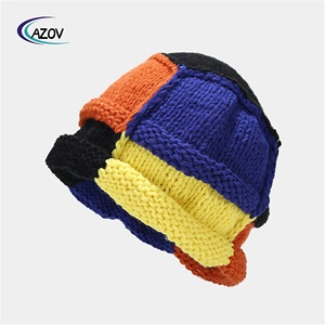 Женская трикотажная шапка с контрастными цветами - Product Image 6