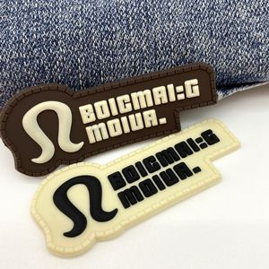 卸売カスタム3D文字名前ロゴ透明ソフトシリコンパッチエンボス加工アイロンスタイル衣類用ゴムラベル - Product Image 1