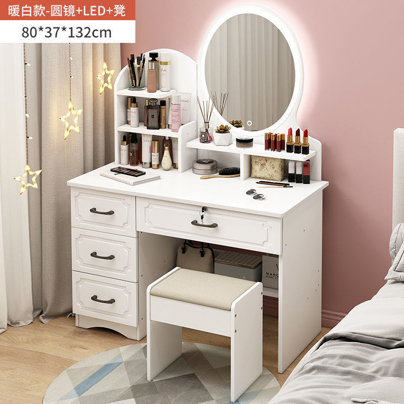 Miroir rond européen, tabouret blanc chaud, lampe LED - un véritable trésor.