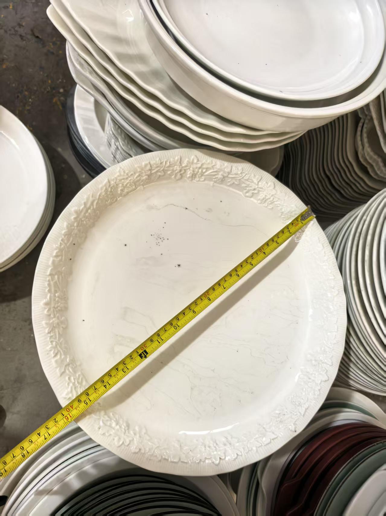 Assiettes blanches en stock pour hôtel