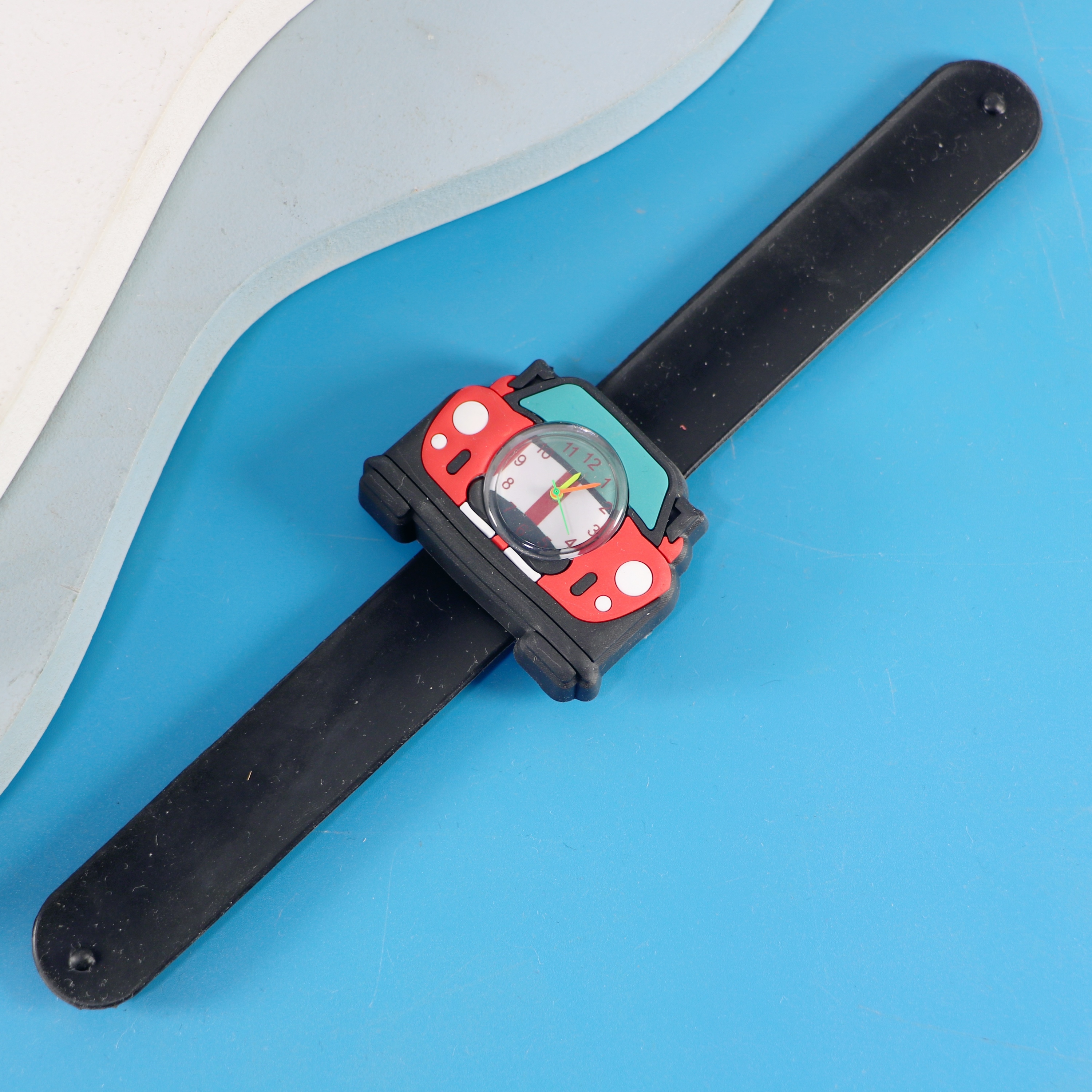 Correa de reloj negra con diseño de coche.