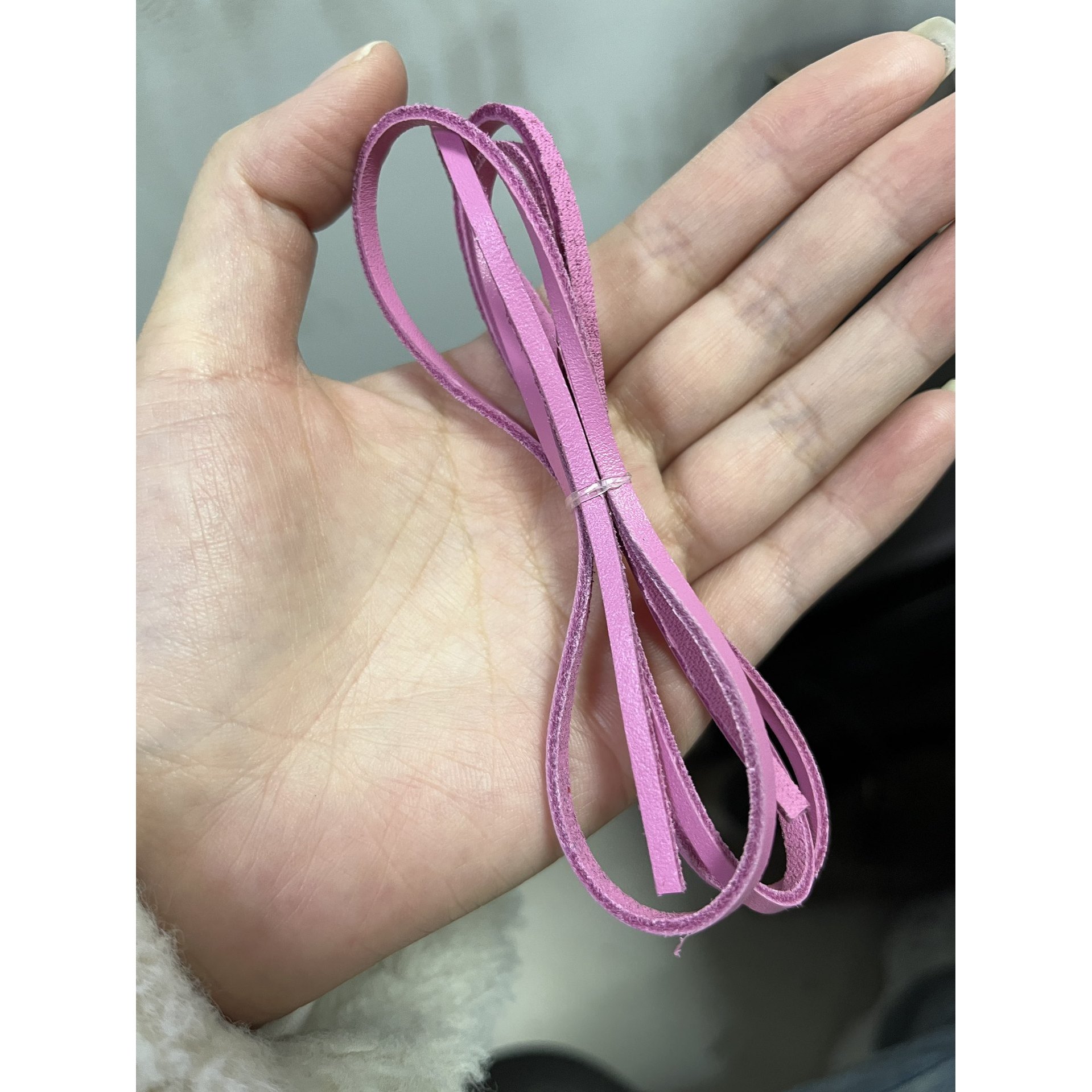 แถบสีชมพูอ่อนหนึ่งแถบ