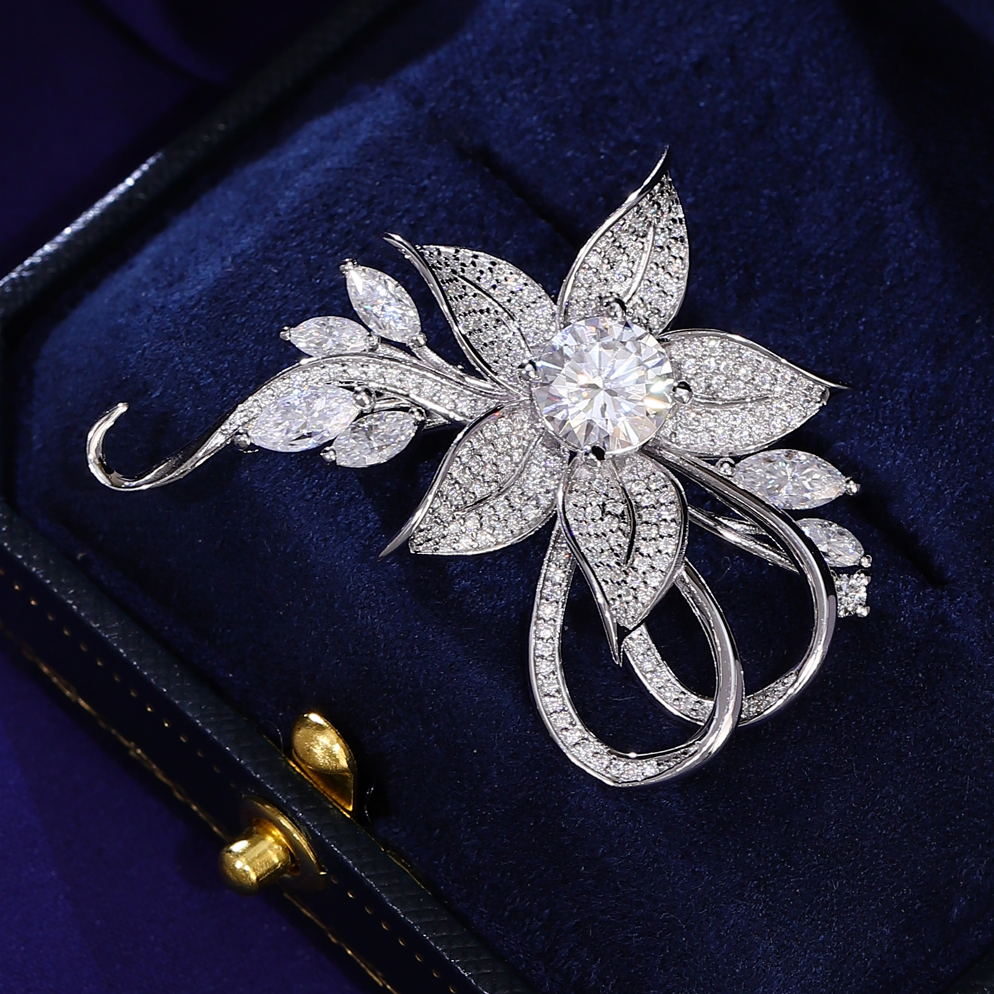 Broche en or 14 carats avec diamant moissanite