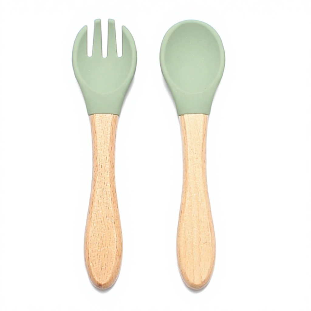 La cuchara y el tenedor con mango de madera son verdes.