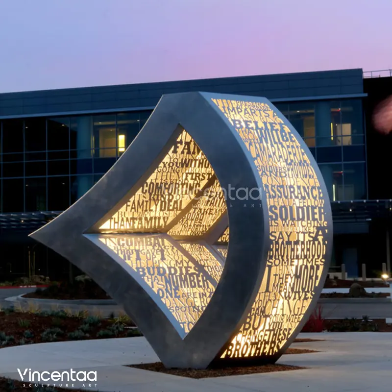 Vincentaa personnalisé extérieur creux Triangle Sculpture en acier inoxydable éclairage Morden Sculpture nouveau Design