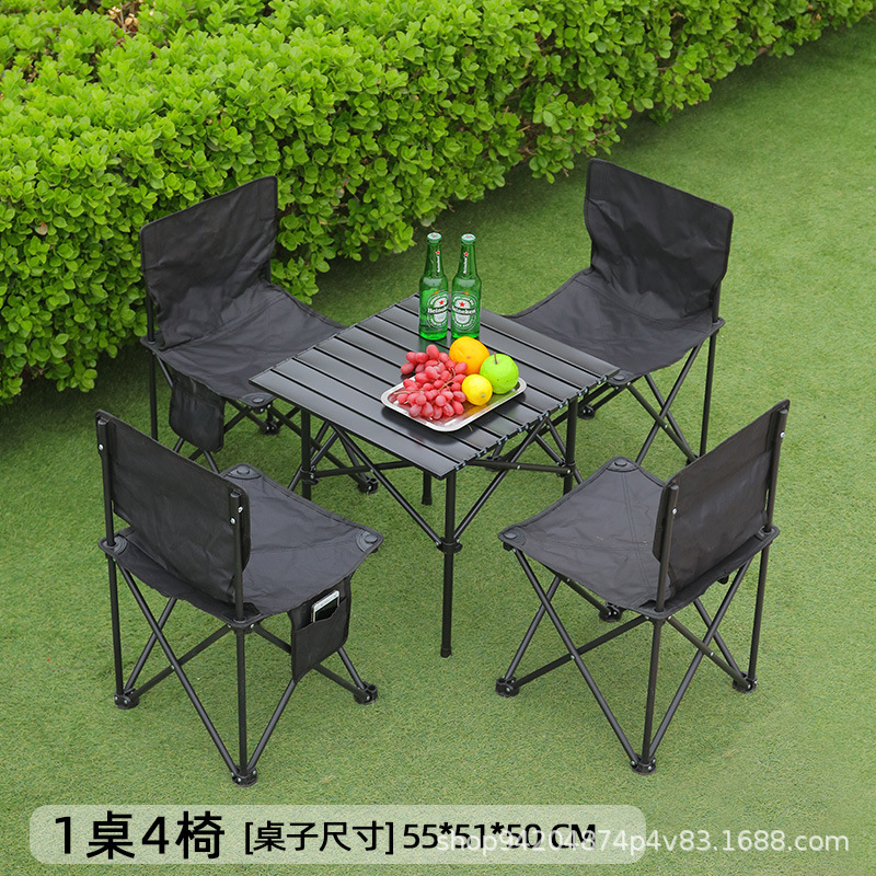 Table carrée noire avec 4 chaises
