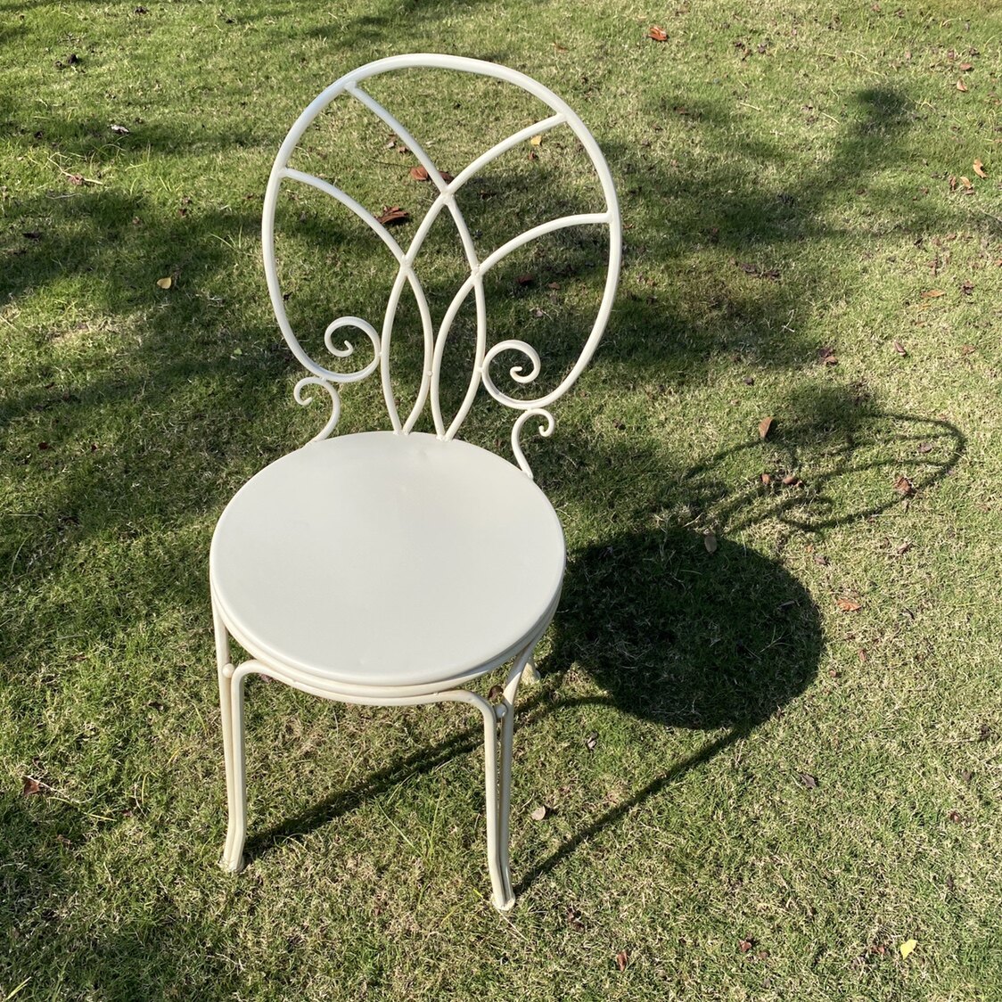 Style B, chaise blanche