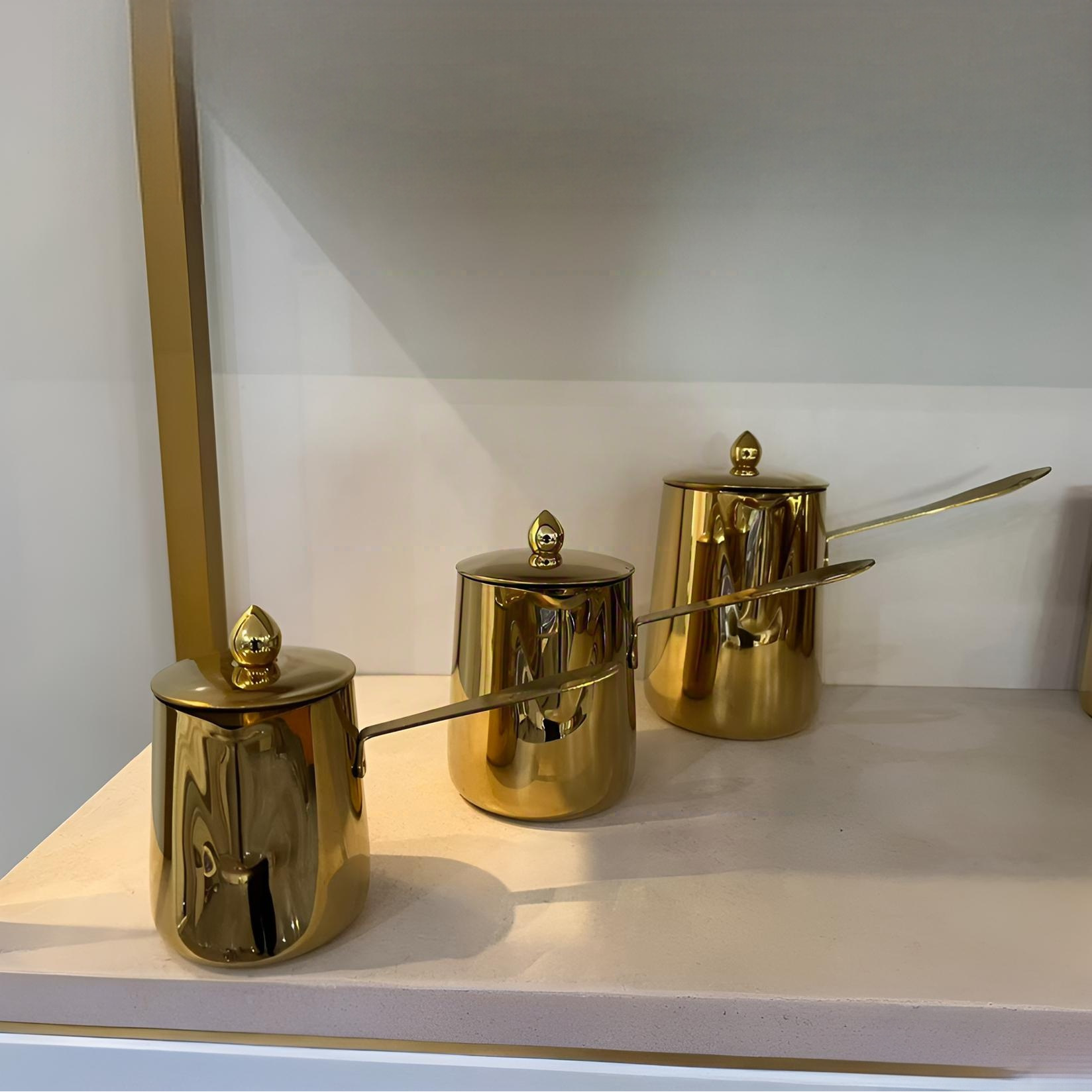 Tasse à lait avec poignée en acier (surface lisse), couleur or, avec couvercle