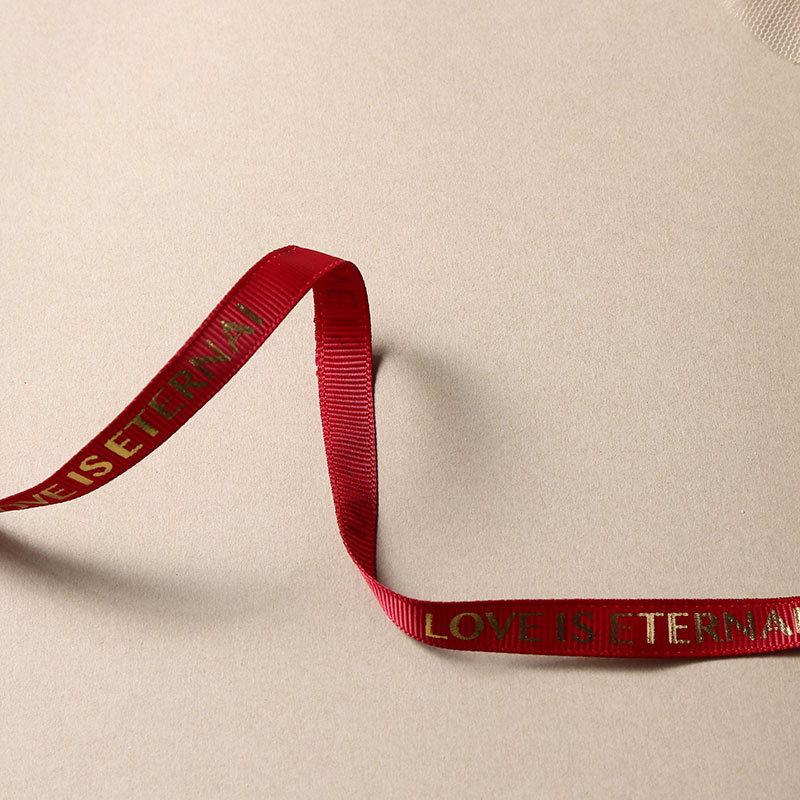 Cinta Roja Estampada en Oro 1m
