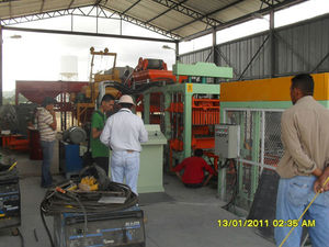 Máquina de fabricación de ladrillos totalmente automática, línea de bloques huecos de cemento eléctrico, máquina de fabricación de ladrillos, de acero inoxidable, de acero inoxidable - Product Image 3