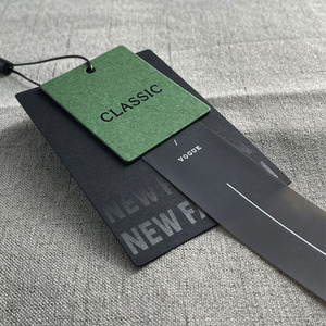 Etiqueta oscilante de lujo reciclable personalizada Etiquetas colgantes en relieve Impresión de etiquetas de ropa negra con cuerda - Product Image 5