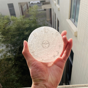 10 cm高品質のセレナイト生命の木12個の星座コースタープレートチャクラのシンボルで刻まれたセレナイト彫刻スライス - Product Image 2