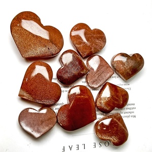 Venta al por mayor cristales naturales artesanía piedra solar dorada Palma piedra corazón mixto para Decoración