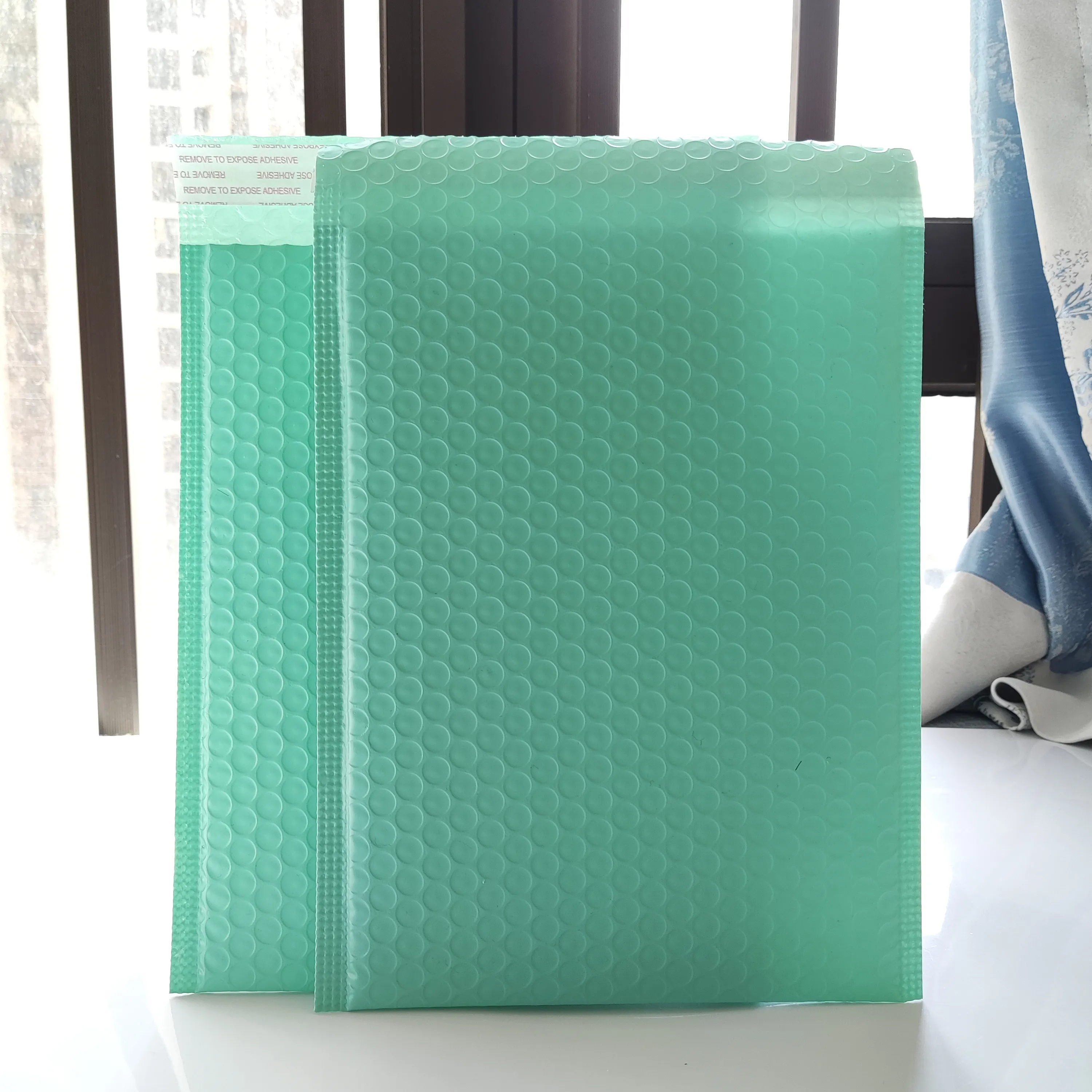 Kancing desain terbaru pengirim gelembung tas paket cetak kustom pembungkus emas perak mailer amplop gelembung poli gelembung Mailer