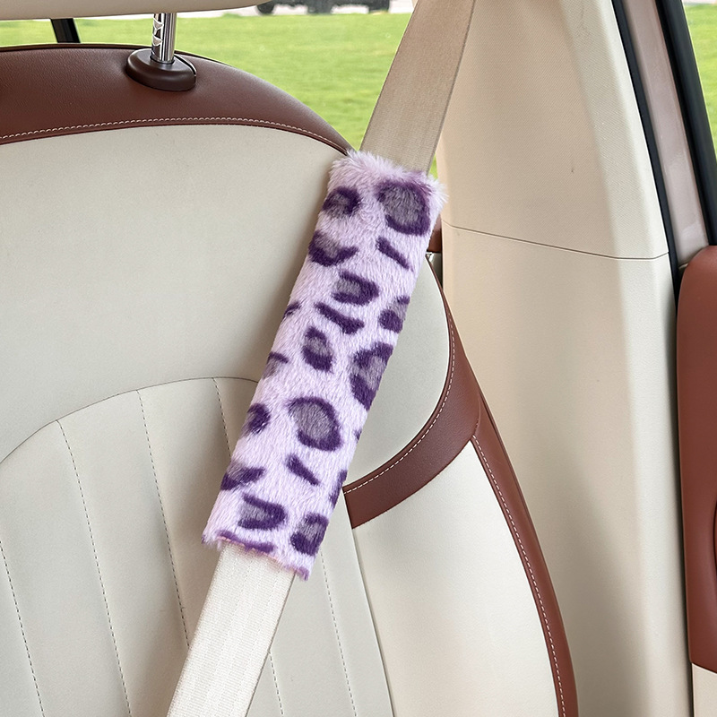 Hombreras de piel de conejo con estampado de leopardo, color morado.