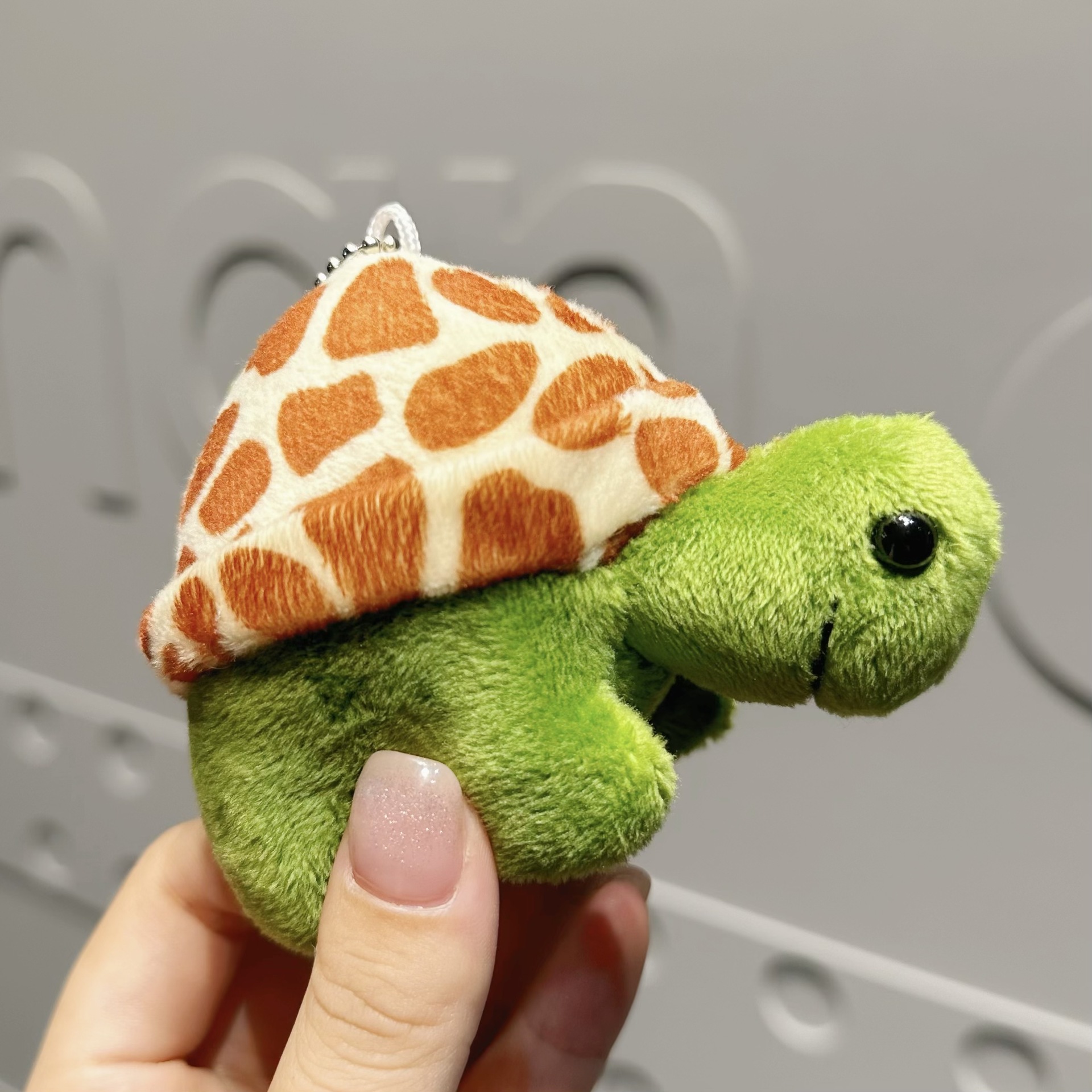 Tortuga de peluche - cadena plateada con puntos verdes y marrones