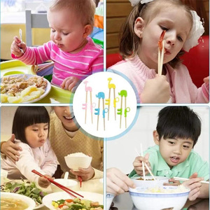 Ayudante de palillos de aprendizaje y entrenamiento de bebés y niños de madera reutilizable de animales de dibujos animados. Adecuado para bebés principiantes. - Product Image 2
