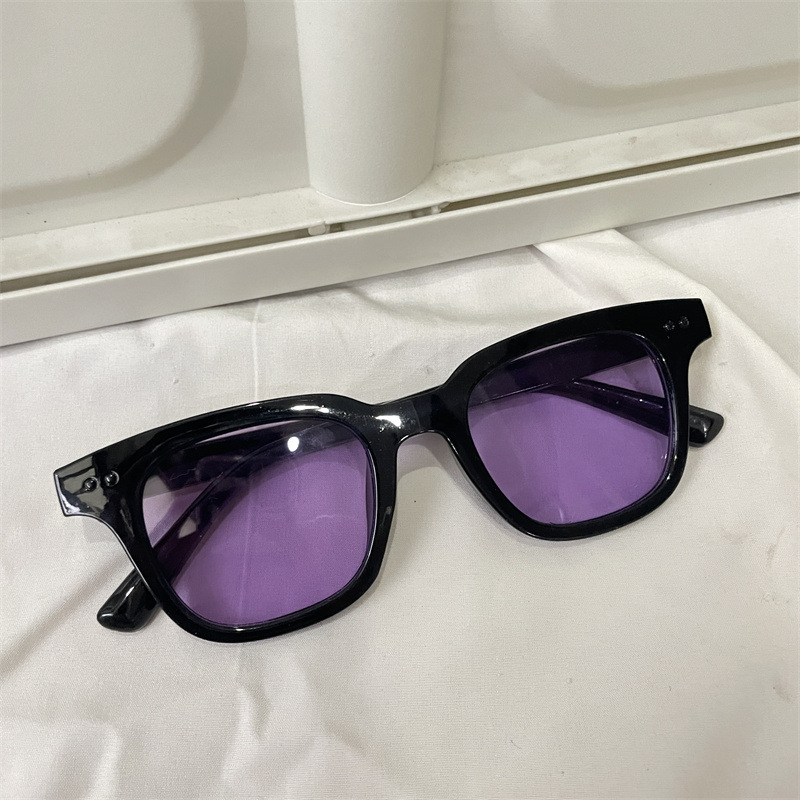 Petit cadre carré cadre noir pièce violette