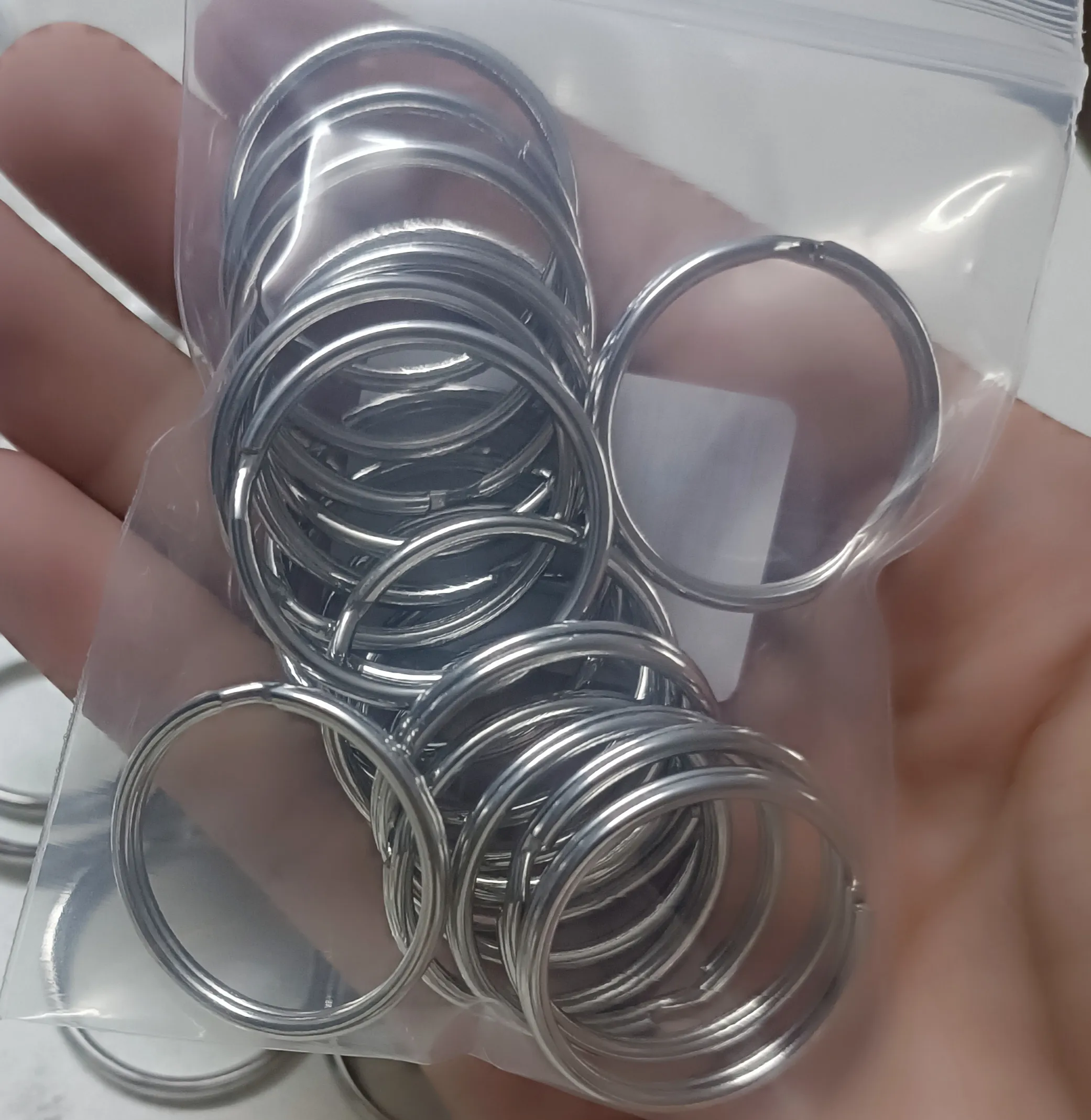 20 pièces par petit sac plaque sans nickel couleur fil rond 28mm anneau fendu avec étiquette de code à barres