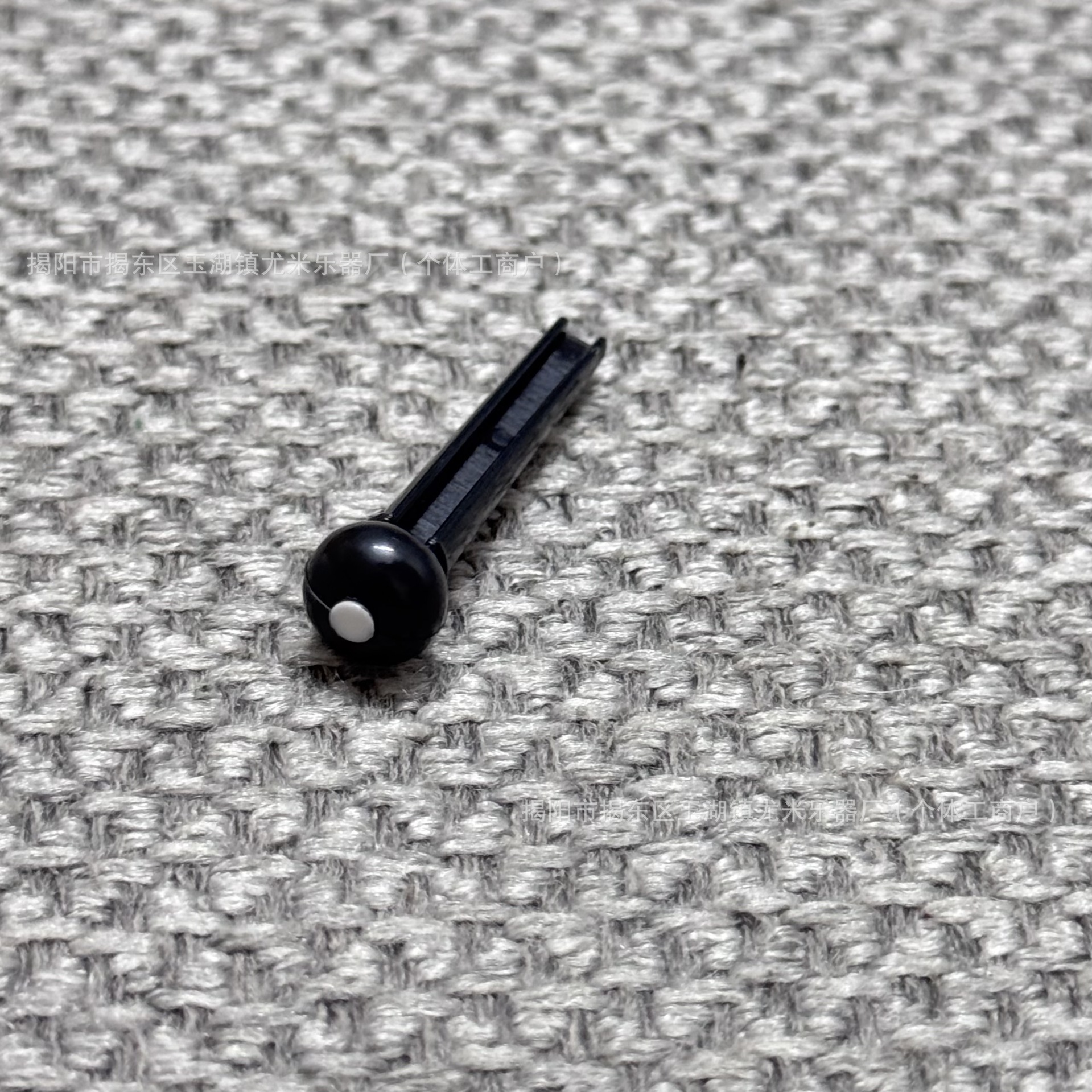 Épingles à fil noir à pois blancs