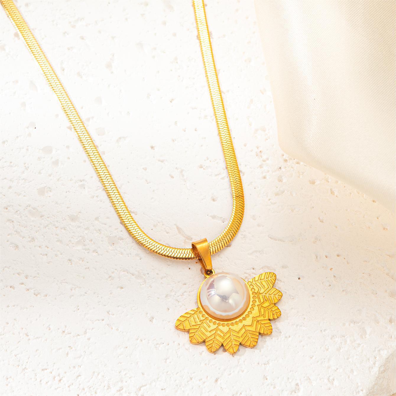 Collar de perlas grandes con flor semicircular.