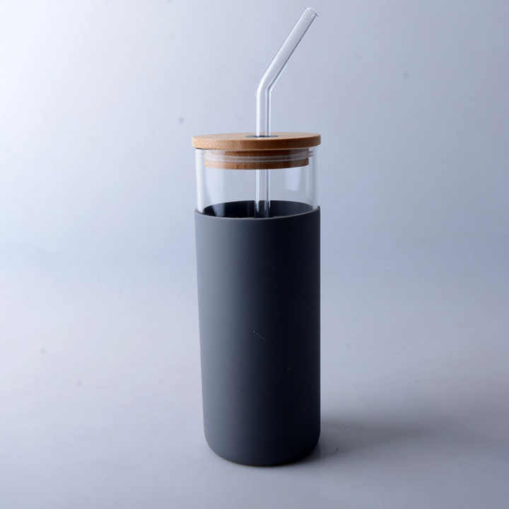 Vaso de vidrio con paja y tapa