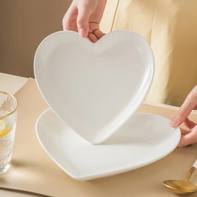 Sevimli kalp şekilli düz seramik tabak sadelik kalp şekilli beyaz seramik yemek takımı tabaklar