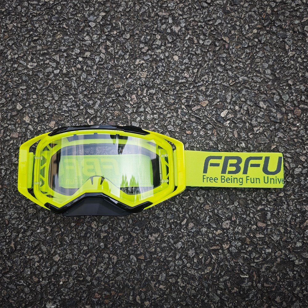 Lunettes transparentes avec montures noires et jaunes