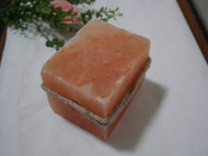 家畜およびペット用の1〜2kgの天然ヒマラヤなめる塩-牛、馬、牛用のミネラルサプリメント