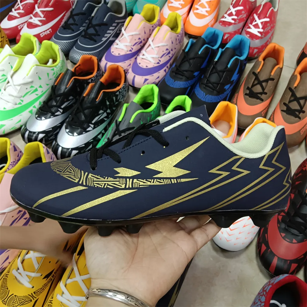 Fabbrica diretta belle scarpe da calcio Stock all'ingrosso a buon mercato Sport uomo calcio scarpe da calcio di alta qualità originale