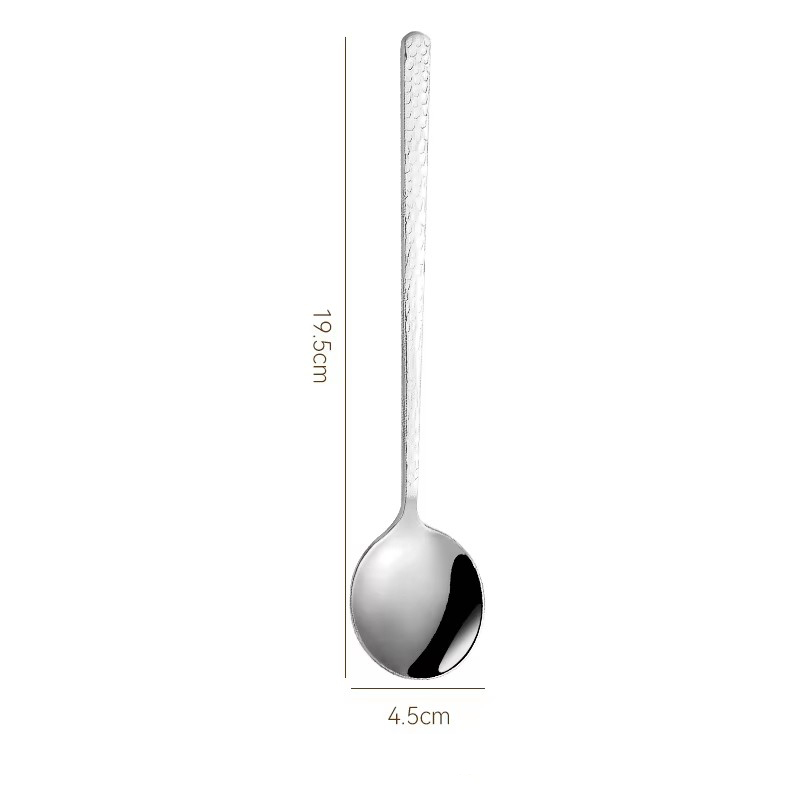 Cuchara redonda de plata con diseño martillado.