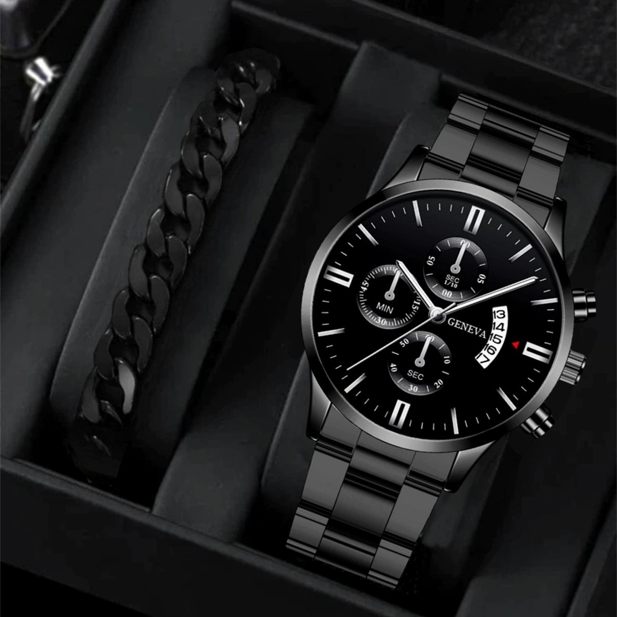 Reloj con esfera negra y brazalete de joyería, todo en negro.