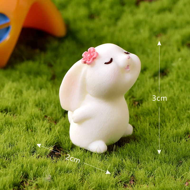 Non.12 regarde vers le haut et porte un lapin fleuri